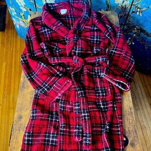 Coastal club one-size-fits-all men’s red checkered robe.